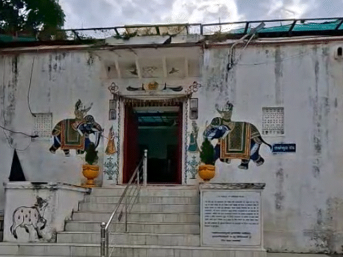 ये पहाड़ियों के बीच बना स्थान है। यहां नाथद्वारा की तरह ही सेवा-पूजा होती है।