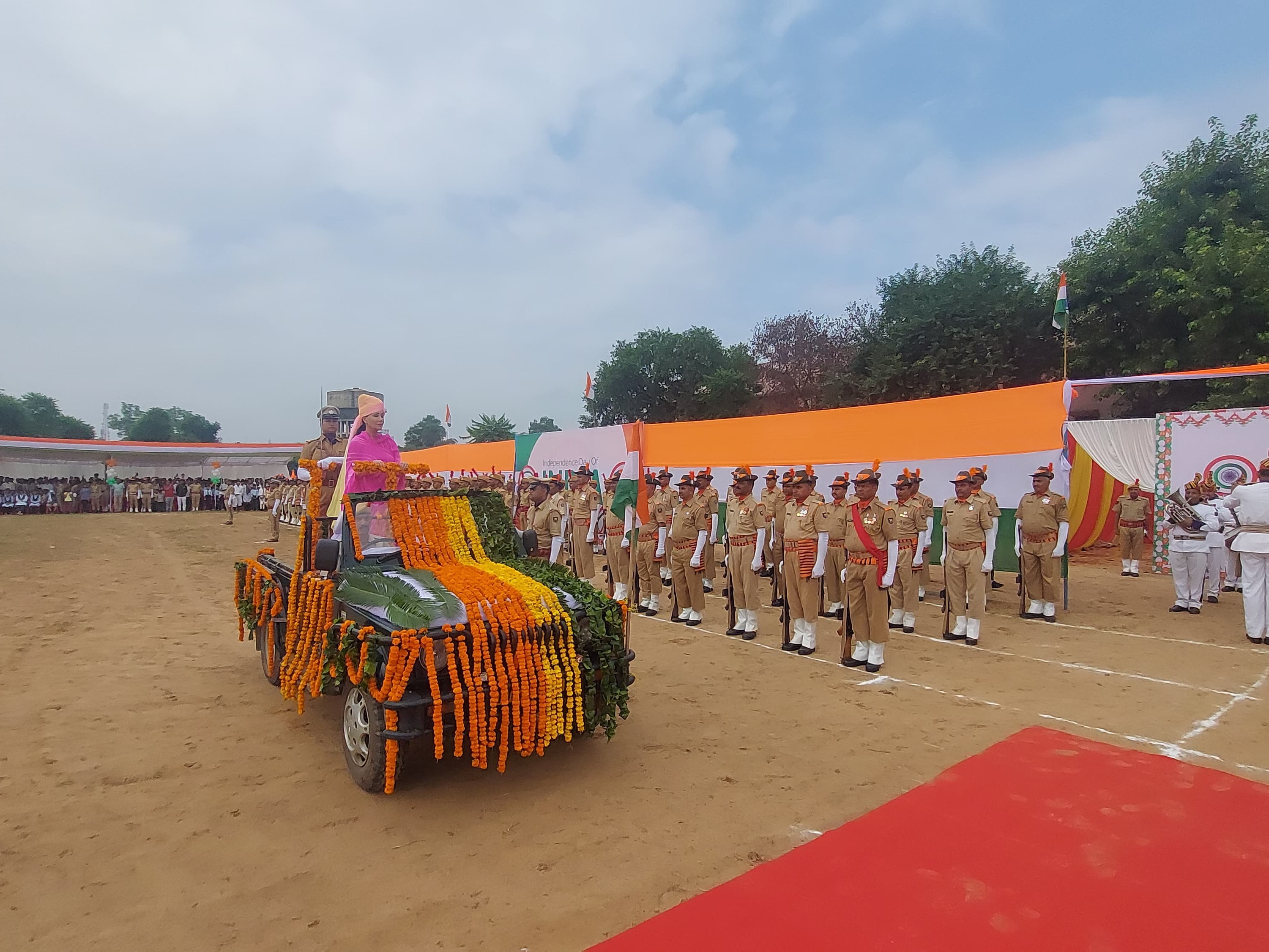 उपमुख्यमंत्री दिया कुमारी ने मार्च पास्ट की सलामी ली।