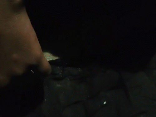 तस्वीर उस वीडियो से ली गई है जिसमें अनीता अपने साथ हुए अत्याचार के बारे में बता रही है। उसके पैर दिखाई दे रहे हैं और पास में 2 युवक बैठे नजर आ रहे हैं।