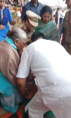 शहीद की वीरांगना मंत्री संजय शर्मा के पैरों में गिर गईं।