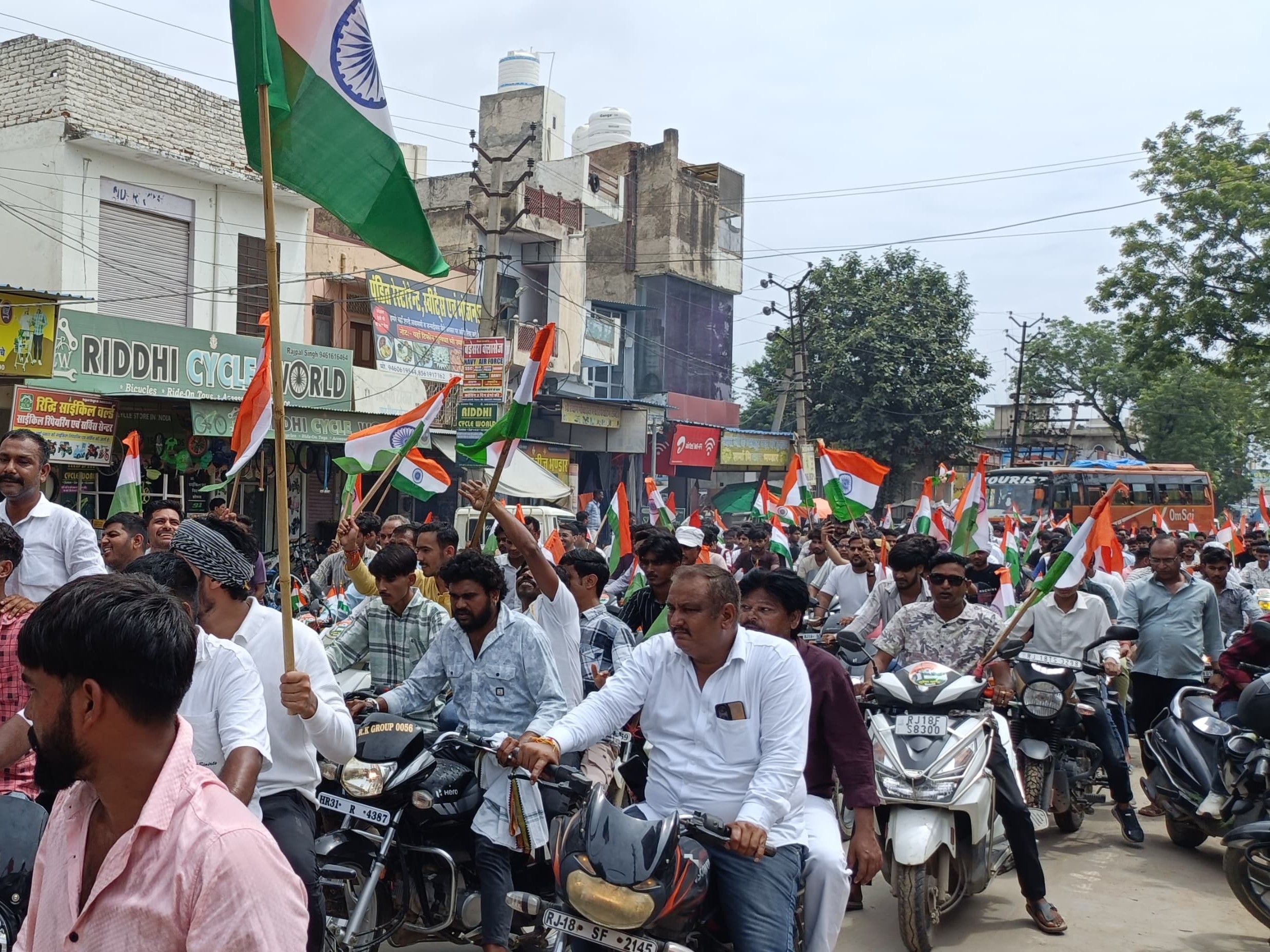स्वतंत्रता दिवस के मौके पर बाइक रैली निकालते भाजपा कार्यकर्ता।