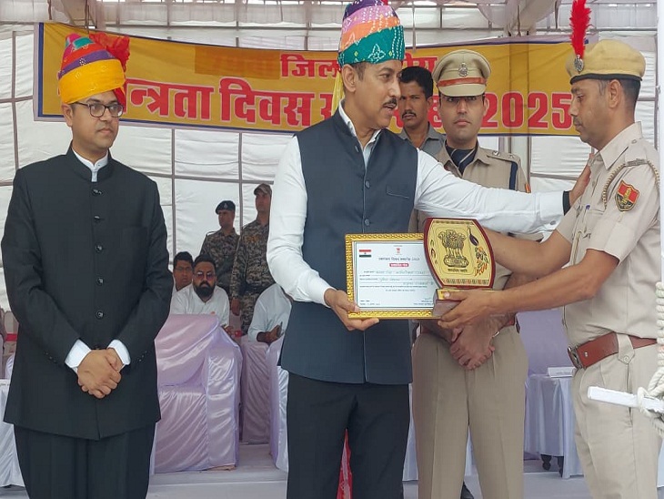 कमल सिंह, पुलिस कांस्टेबल थाना पापडदा को कुएं में गिरी महिला की जान बचाने के लिए सम्माान मिला