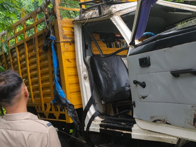 Pickup carrying pilgrims from Punjab met with an accident in Kangra