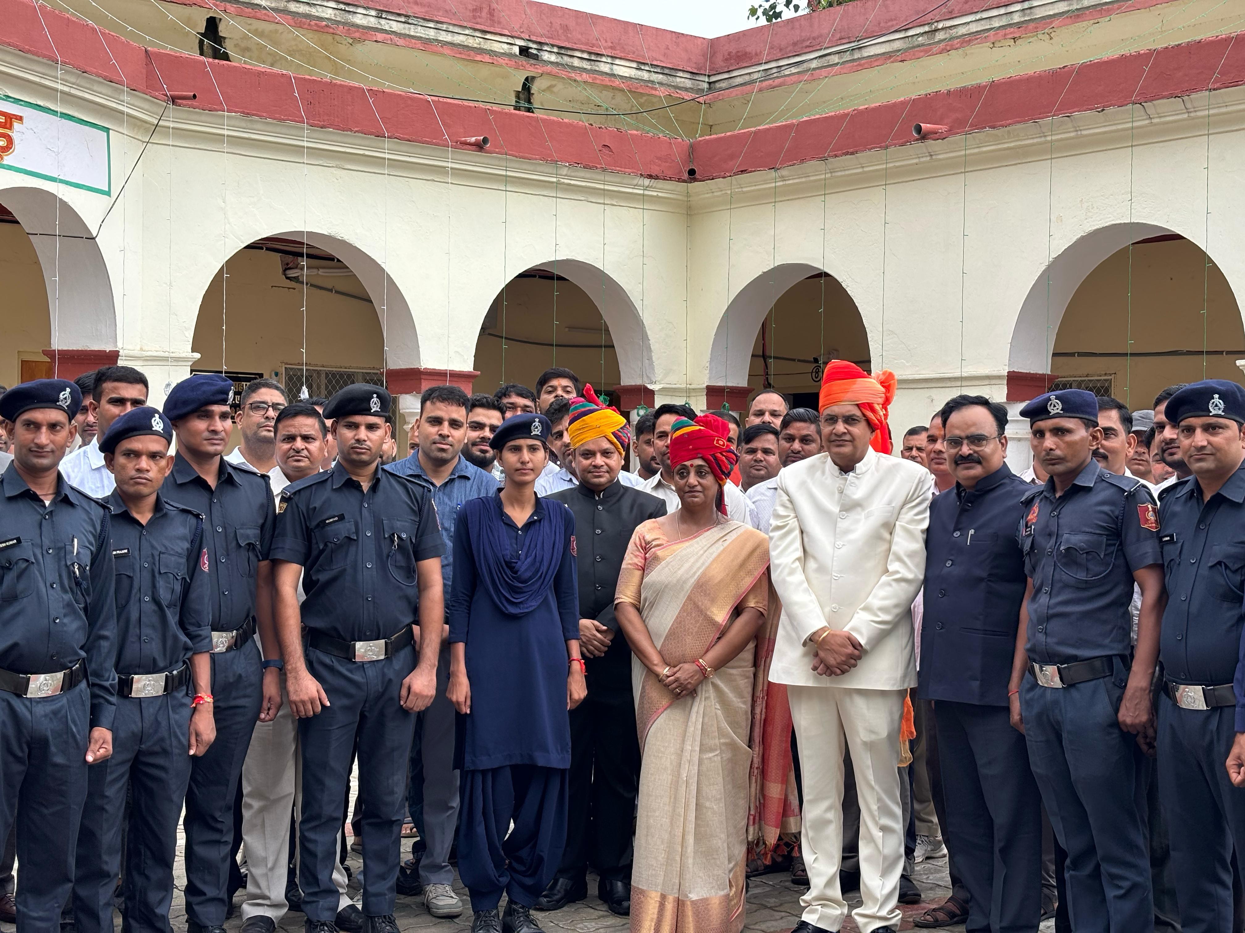 कलेक्टर कार्यालय पर ध्वजारोहण कार्यक्रम हुआ।