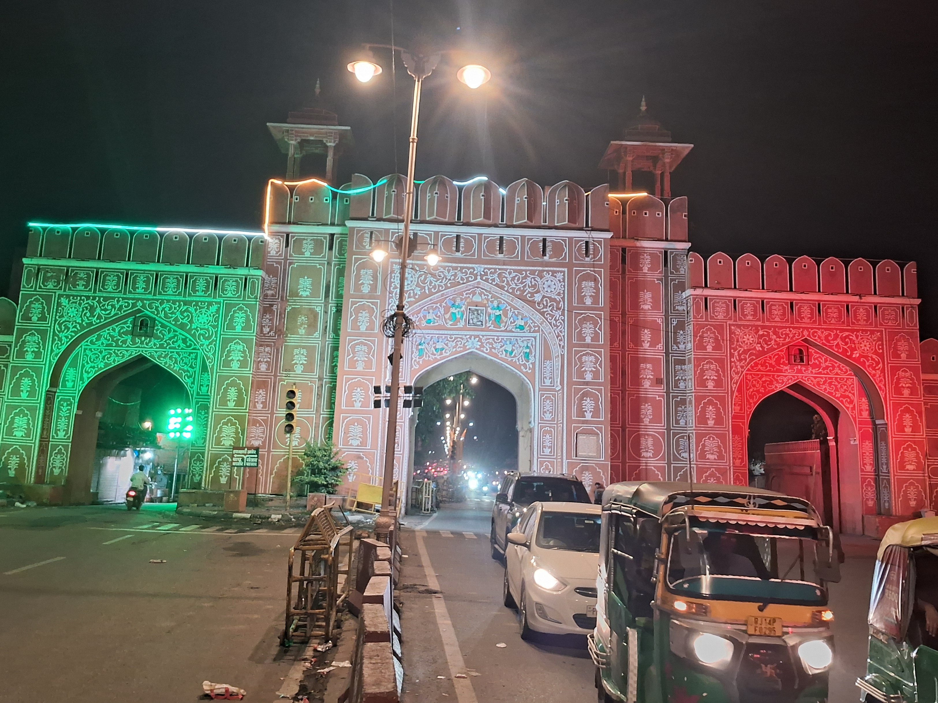 जयपुर के सांगानेरी गेट को तिरंगे की थीम पर रोशनी की गई।