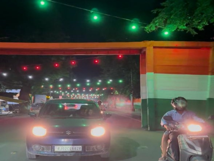 ये अलवर शहर में शहीद स्मारक रोड है। पूरे को तिरंगे के रंग में सजाया है। यहां 15 अगस्त की शाम को शहीदों की याद में शानदार कार्यक्रम भी होगा।