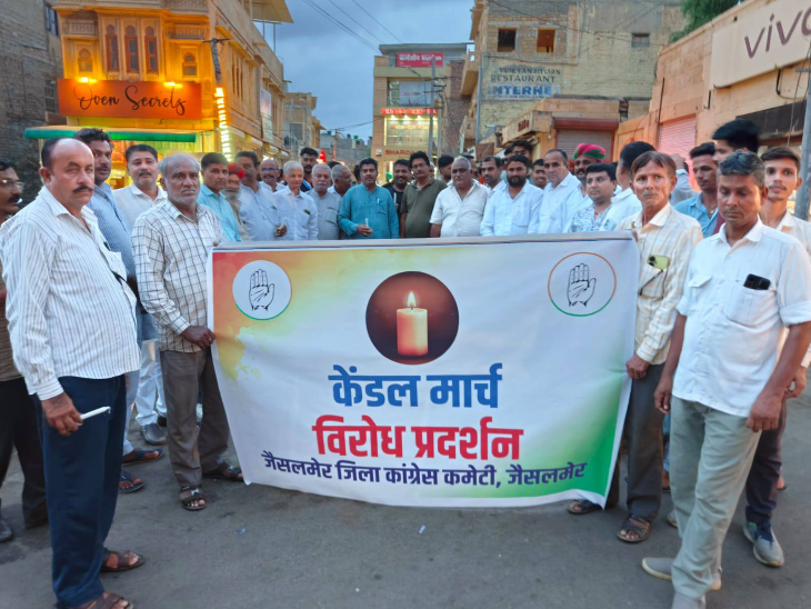 गांधी चौक से हनुमान चौराहे तक निकला कैंडल मार्च।