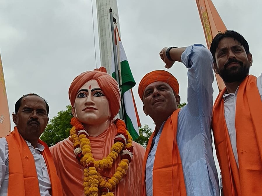 विवेकानंद चौक में स्वामी विवेकानंद जी की मूर्ति पर पुष्प अर्पित करते भाजपा नेता।