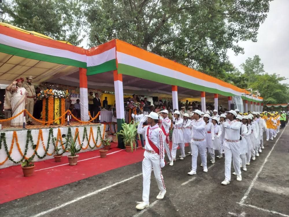 स्कूली बच्चों ने देशभक्ति गीत और नृत्य प्रस्तुत किया।