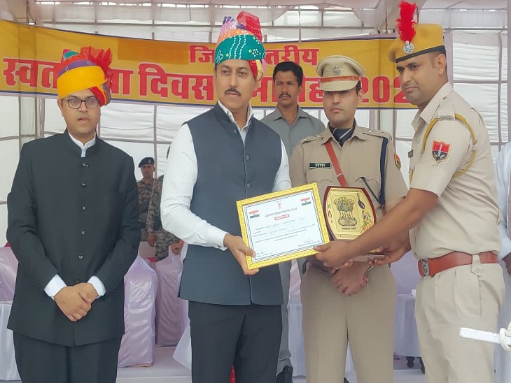 महेश कुमार, पुलिस कांस्टेबल थाना पापडदा को कुएं में गिरी महिला की जान बचाने के लिए सम्मानित किया गया