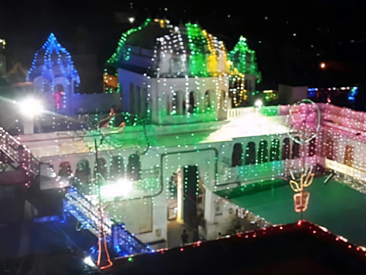 जन्माष्टमी पर द्वारिकाधीश मंदिर कांकरोली में को भी रंग-बिरंगी रोशनी से सजाया गया है।