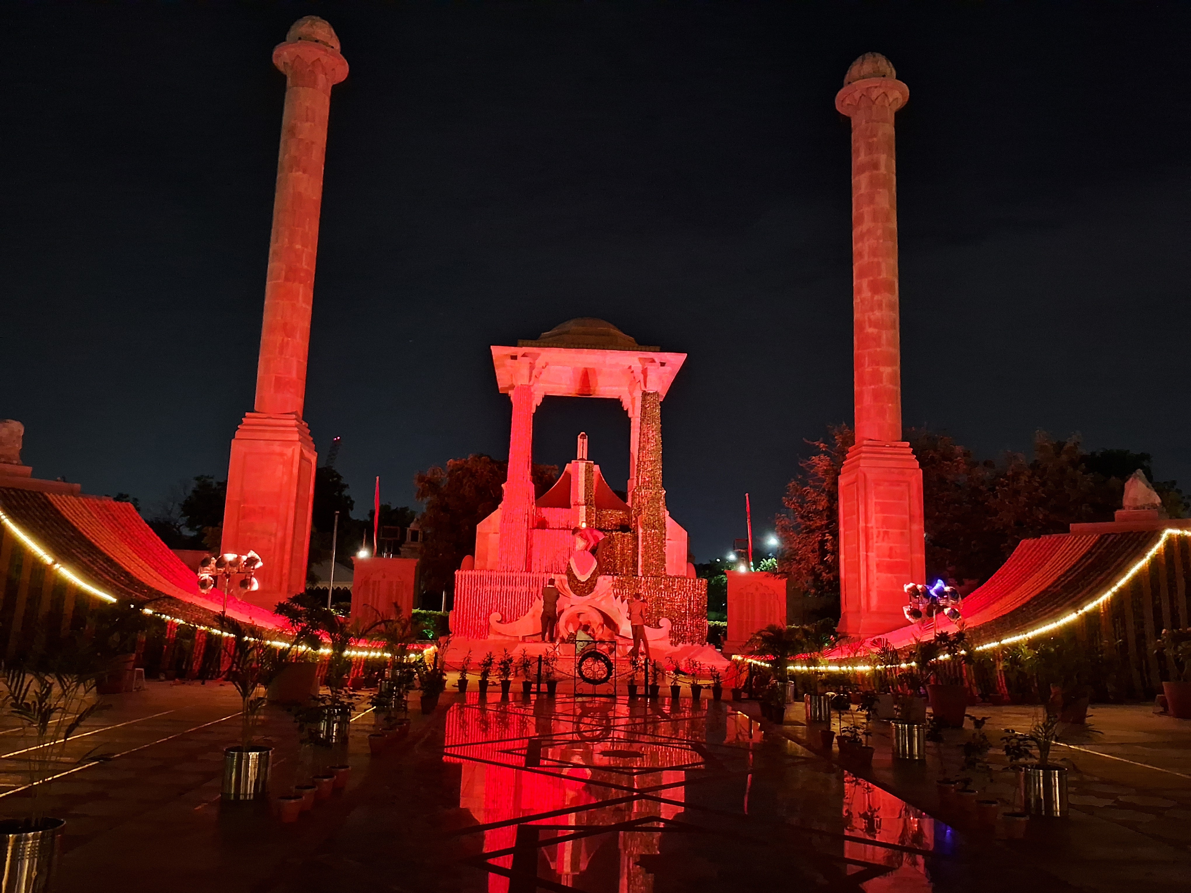 अमर जवान ज्योति को फूलों से सजाया गया।