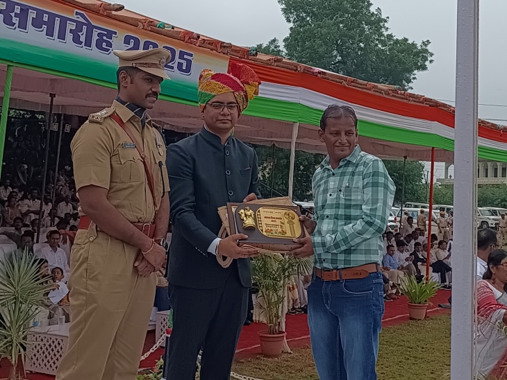 कलेक्टर ने उत्कृष्ठ कार्य करने वाले लोगो को सम्मानित किया।