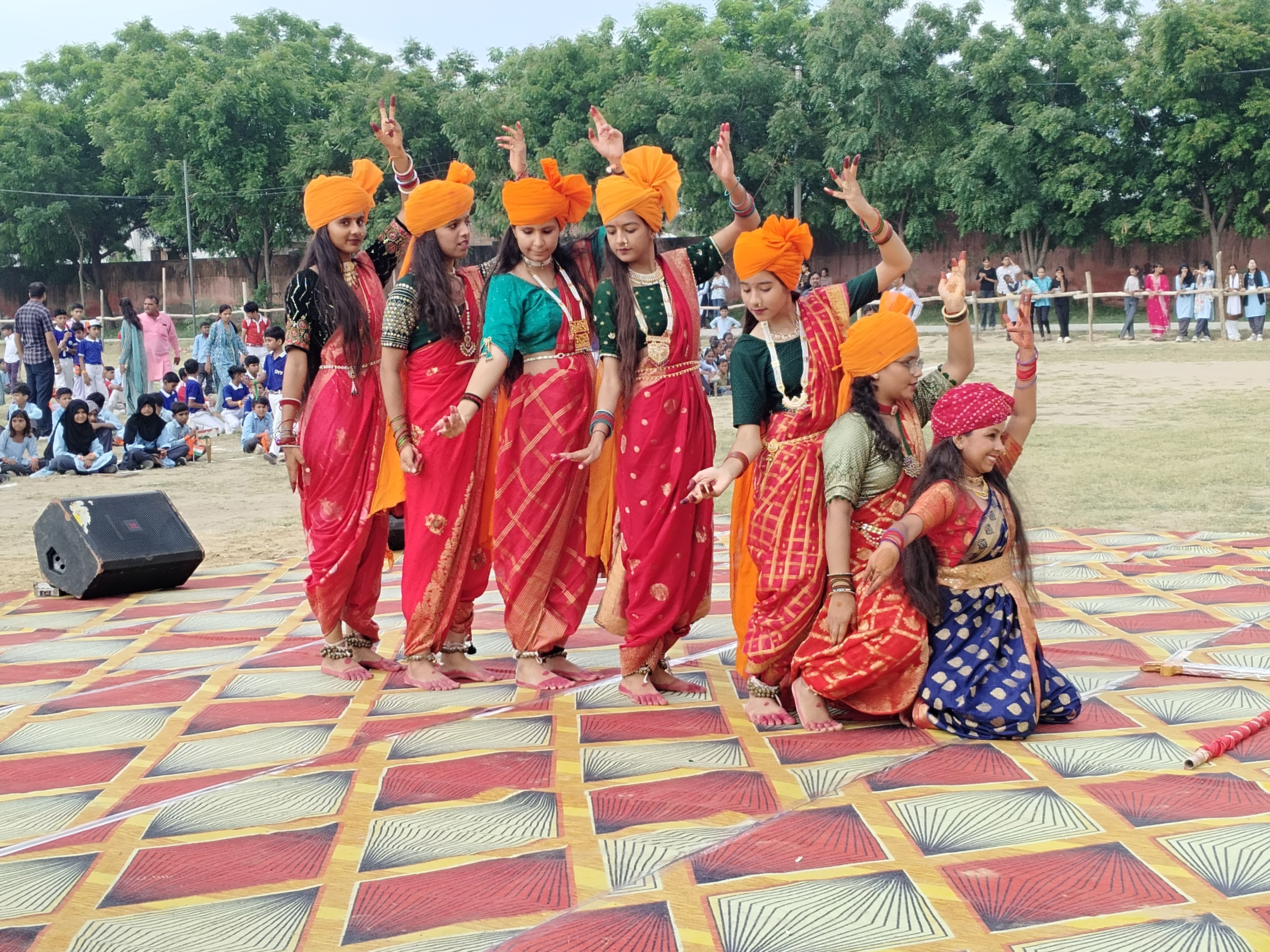 स्कूली छात्राओं ने सांस्कृतिक कार्यक्रमों की प्रस्तुति दी।