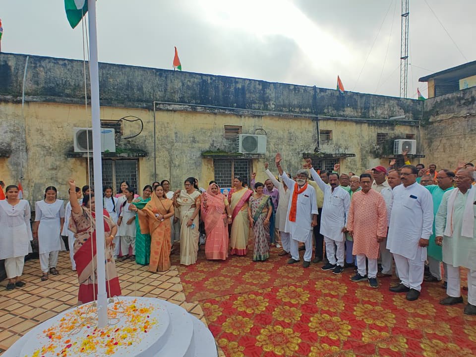 ध्वजारोहण के बाद मौजूद लोगों ने देश भक्ति के नारे लगाए।