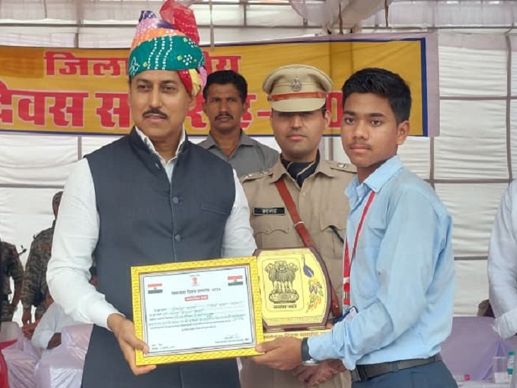 हिमांशु शर्मा को कक्षा 10 में 97 प्रतिशत अंक प्राप्त करने पर सम्मान मिला