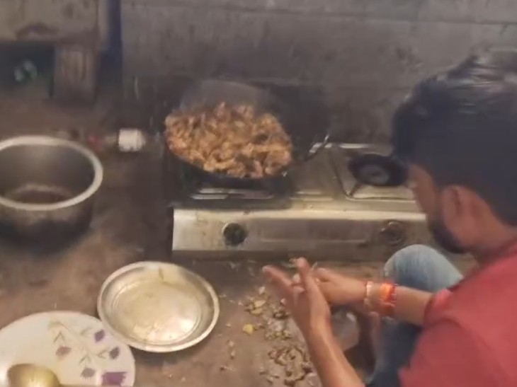 कॉलेज में मुर्गा बनाते हुए रसोइया।