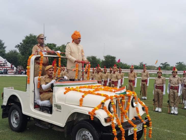 जिला कलेक्टर अजय सिंह राठौड़ ने ध्वजारोहण किया और परेड का निरीक्षण किया।