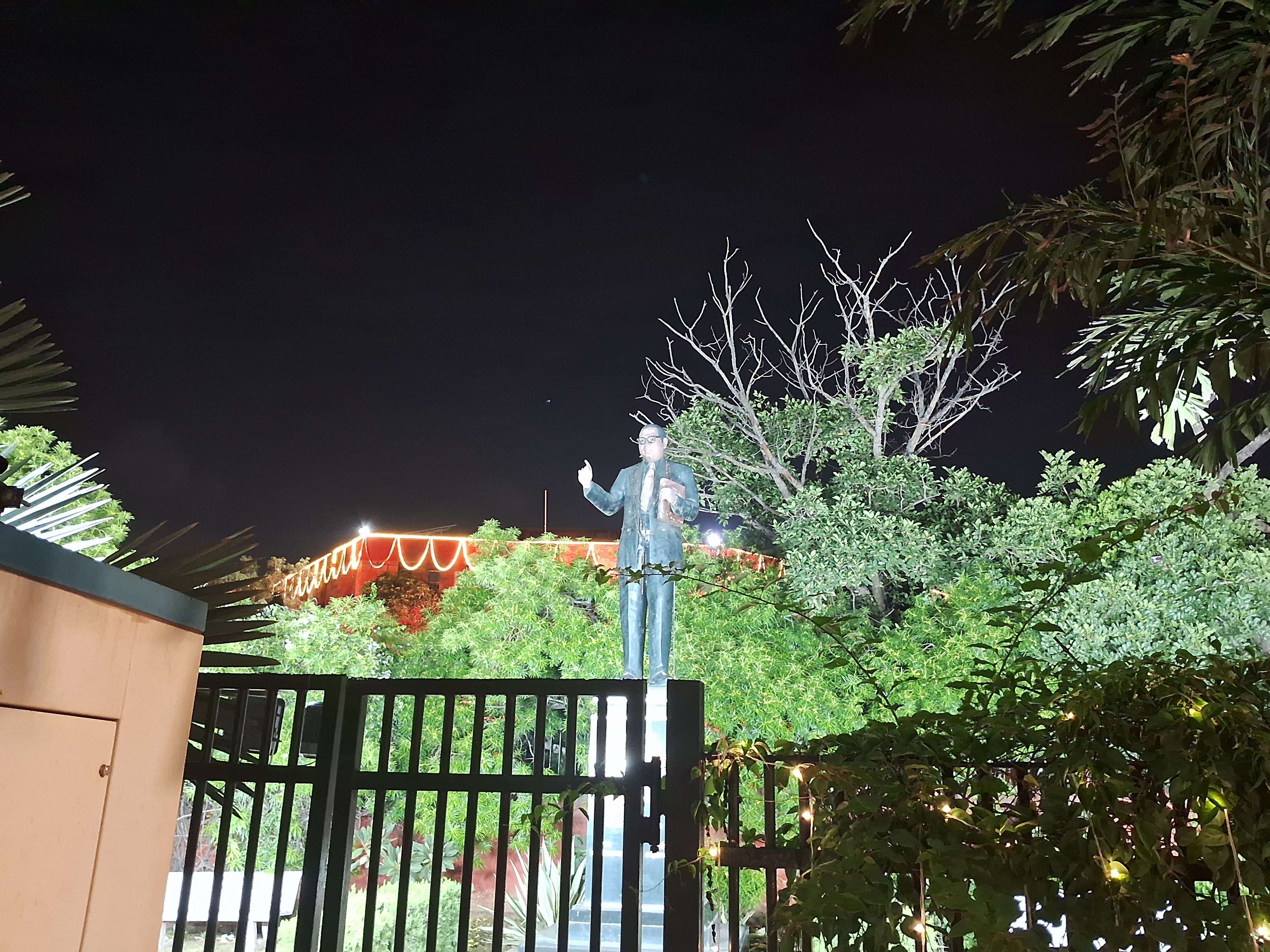 स्वतंत्रता दिवस की पूर्व संध्या पर बाबा साहेब भीमराव अंबेडकर सर्किल पर भी रोशनी सजावट की गई।