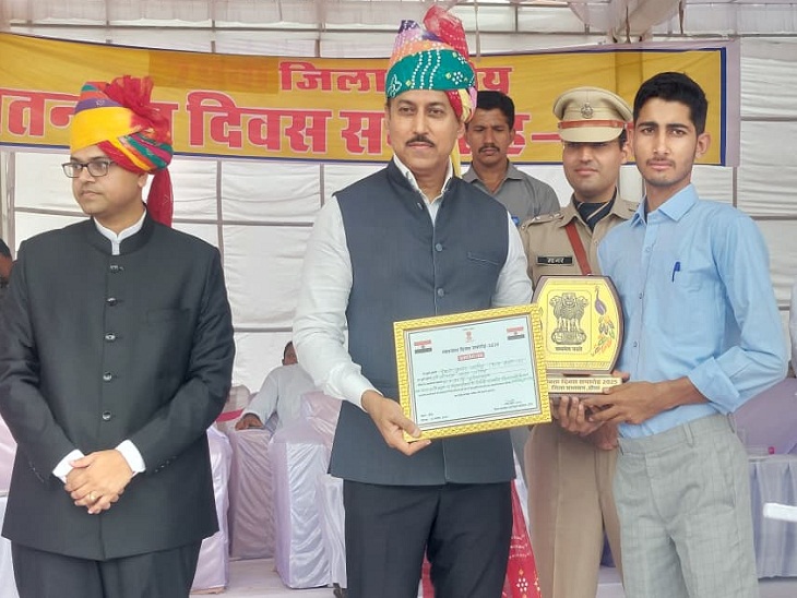 पंकज जांगिड को छात्र कक्षा 12 में 94 प्रतिशत अंक प्राप्त करने पर सम्मानित किया गया