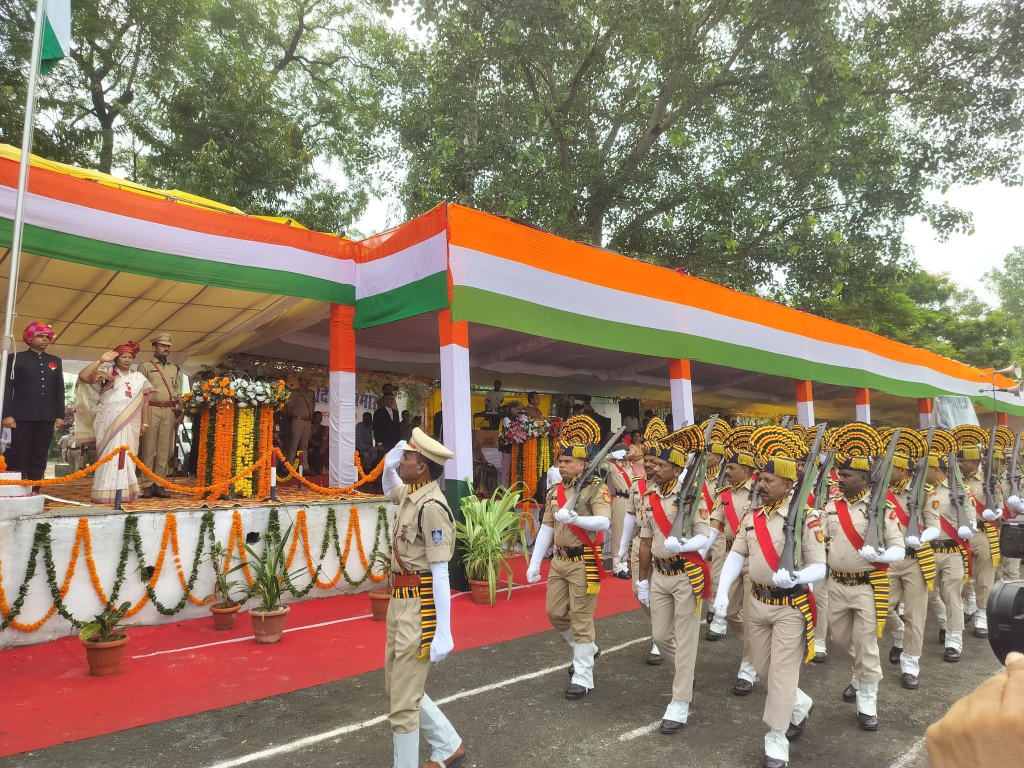 सुरक्षा बलों के हर्ष फायर के बाद सभी दलों ने मार्च पास्ट का प्रदर्शन किया।