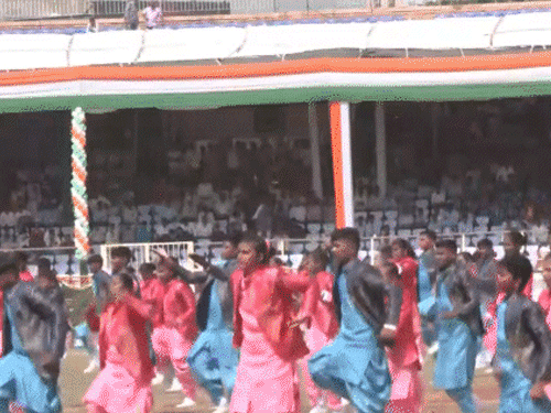 देशभक्ति गीतों पर नृत्य और परेड में उनकी शिरकत ने कार्यक्रम में ऊर्जा भर दी।
