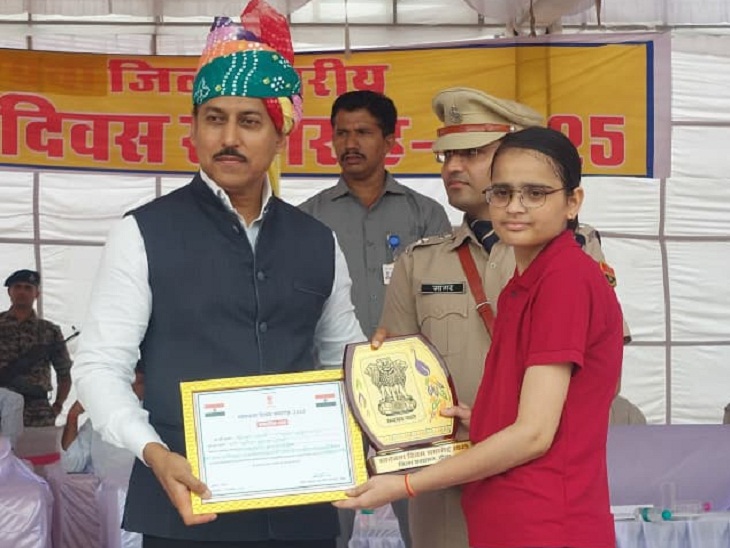 दिव्या शर्मा को कक्षा 12 में 91 प्रतिशत अंक प्राप्त करने पर सम्मान मिला