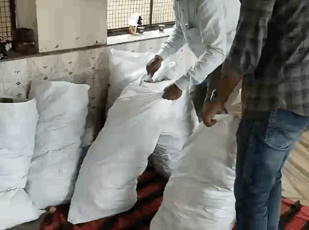 पैकिंग मटेरियल और पैक माल भी सील किया गया।