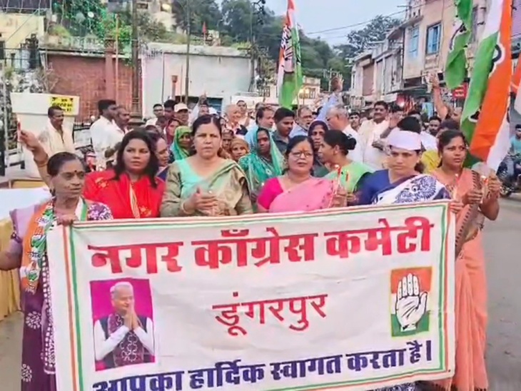 कांग्रेसियों ने भाजपा के खिलाफ नारेबाजी करते हुए वोट चोरी कर सत्ता पाने के आरोप लगाए।