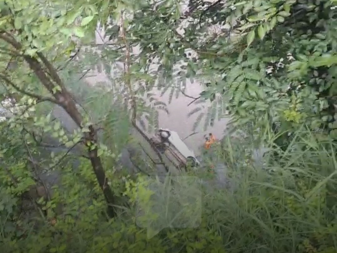 चंबा के भरमौर में रावी नदी में गिरी पंजाब के श्रद्धालुओं की गाड़ी - Dainik Bhaskar