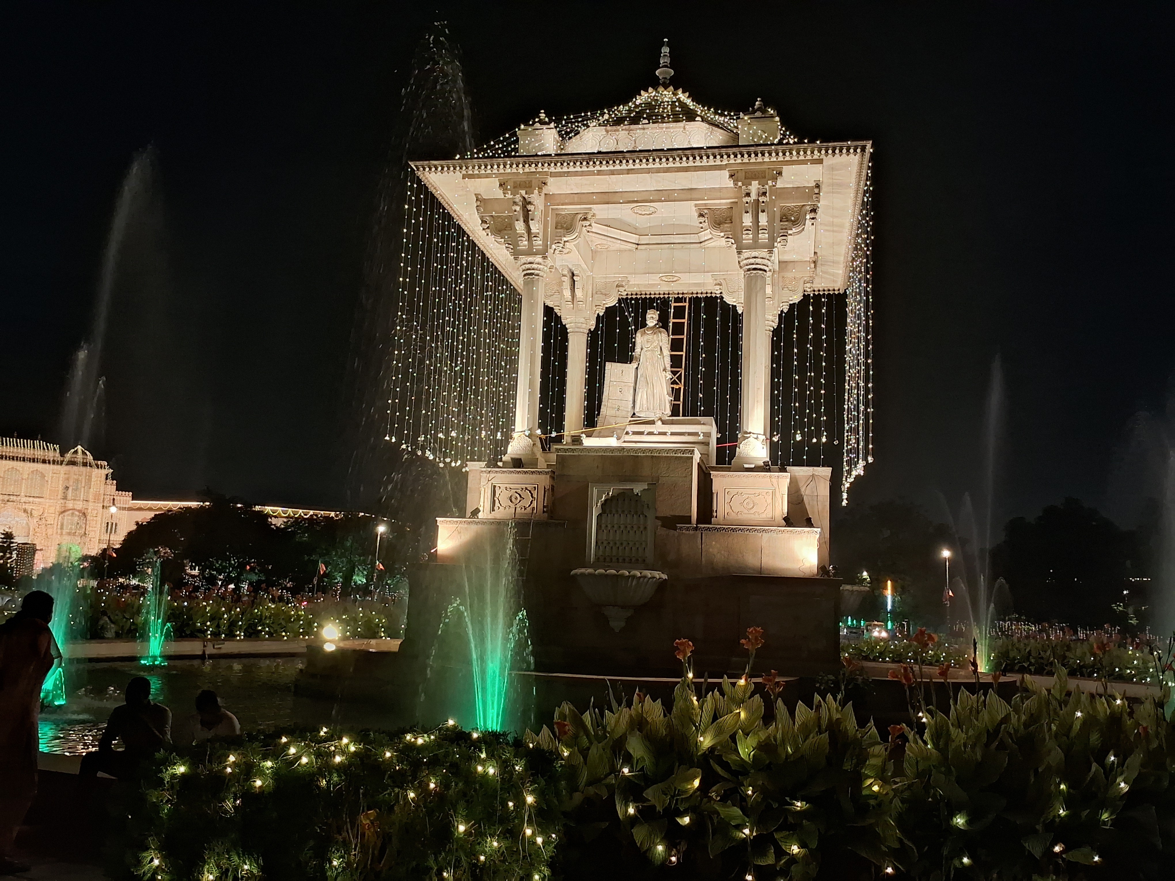 स्टैच्यू सर्किल को भी सुनहरी रोशनी से सजाया गया। यहां तिरंगे की थीम पर फाउंटेन चलाए गए।