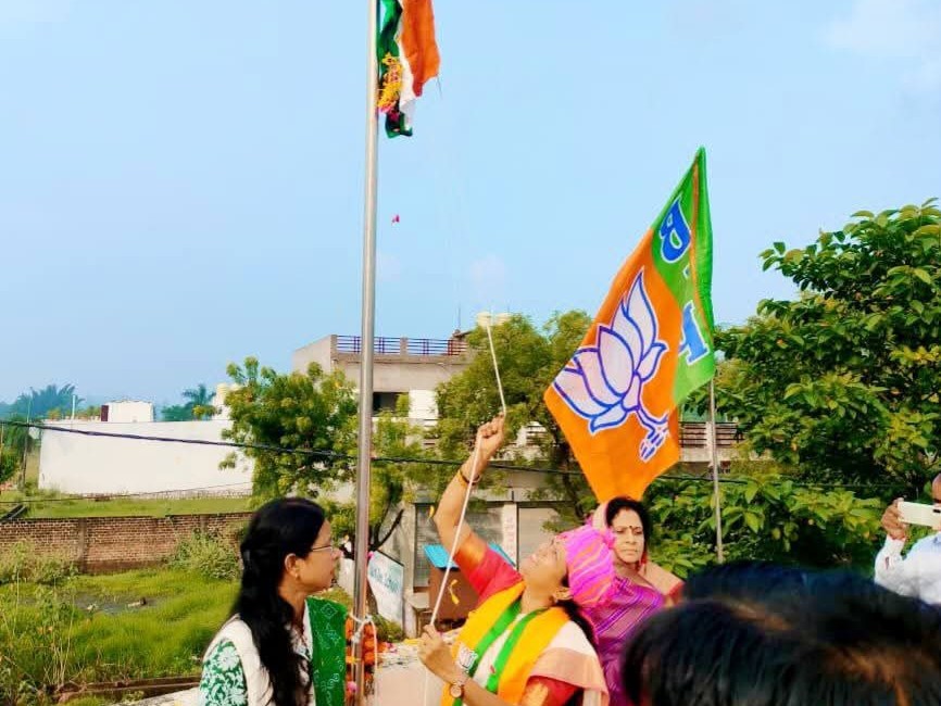 भाजपा कार्यालय में ध्वजारोहण करती जिला अध्यक्ष ।