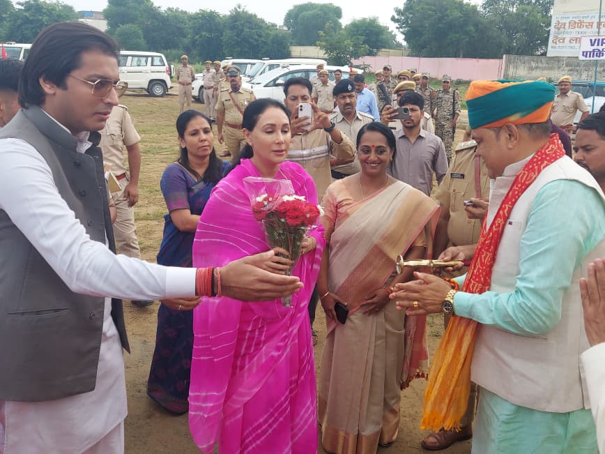 उपमुख्यमंत्री दिया कुमारी का कलेक्टर और विधायक ने स्वागत किया।