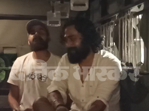 पुलिस हिरासत में दोनों युवक।