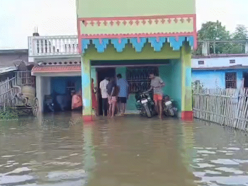 जवान के घर के अंदर पानी घुसा है। बाहर भी कमर तक पानी भरा है।