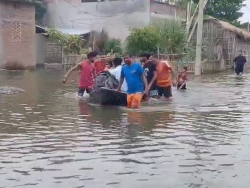जवान की पत्नी और बच्चे नाव से घर पहुंचे।