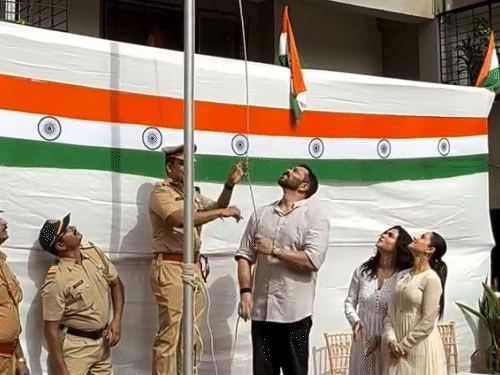 रोहित शेट्टी ने तिरंगा फहराया। इस दौरान नुसरत भरूचा और अमृता खानविलकर भी मौजूद थीं।