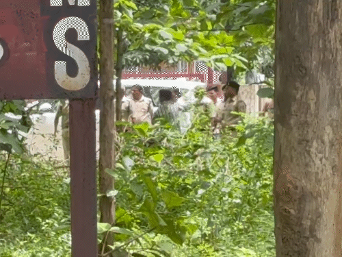 पुलिस ने युवक को पकड़कर जमकर पीटा, बाद में उसे पुलिस चौकी ले गए।