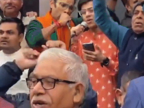 मेलबर्न में भारतीय वाणिज्य दूतावास के बाहर भारतीय नागरिक स्वतंत्रता दिवस मनाते हुए।