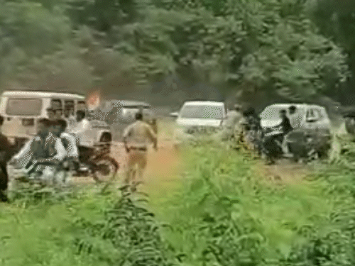 आजादी के जश्न के दौरान कोई बाइक तो कोई कार लेकर हेलीपैड पहुंचे थे।