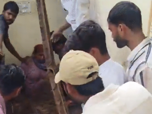 अब तक 11 लोगों को बचाकर अस्पताल भेजा गया है।