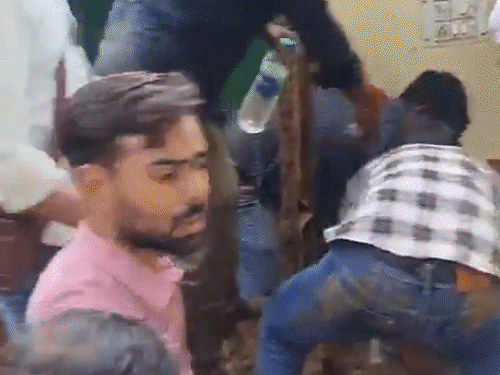 हुमायूं के मकबरे में स्थित दरगाह शरीफ पत्ते शाह के एक कमरे की छत का हिस्सा शुक्रवार शाम चार बजे गिर गया। इस हादसे में 6 लोगों की मौत हो गई।