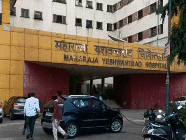 डॉ. अशोक यादव (सुपरिटेंडेंट, MYH) ने बताया कि दो साल में अचानक हुई मौत के मामलों में जो शव पोस्टमॉर्टम के लिए आए थे, उन पर रिसर्च किया गया। - Dainik Bhaskar