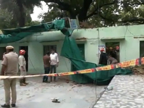पुलिस और फायर ब्रिगेड की टीम मौके पर पहुंची है। मौके पर तलाश अभियान जारी है।