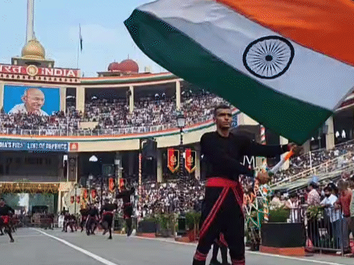 तिरंग्याच्या रंगांनी सजली अटारी बॉर्डर: रिट्रीट सेरेमनीत सैनिकांचा उत्साह दिसून आला; भारतीय गॅलरीत जमली गर्दी, हस्तांदोलन झाले नाही तिरंग्याच्या रंगांनी सजली अटारी बॉर्डर: रिट्रीट सेरेमनीत सैनिकांचा उत्साह दिसून आला; भारतीय गॅलरीत जमली गर्दी, हस्तांदोलन झाले नाही