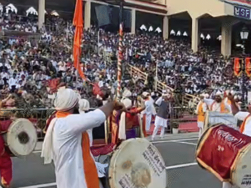 तिरंग्याच्या रंगांनी सजली अटारी बॉर्डर: रिट्रीट सेरेमनीत सैनिकांचा उत्साह दिसून आला; भारतीय गॅलरीत जमली गर्दी, हस्तांदोलन झाले नाही तिरंग्याच्या रंगांनी सजली अटारी बॉर्डर: रिट्रीट सेरेमनीत सैनिकांचा उत्साह दिसून आला; भारतीय गॅलरीत जमली गर्दी, हस्तांदोलन झाले नाही