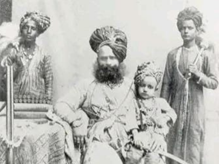 महाराज भवानी सिंह अपने पुत्र दुर्जन साल सिंह के साथ।