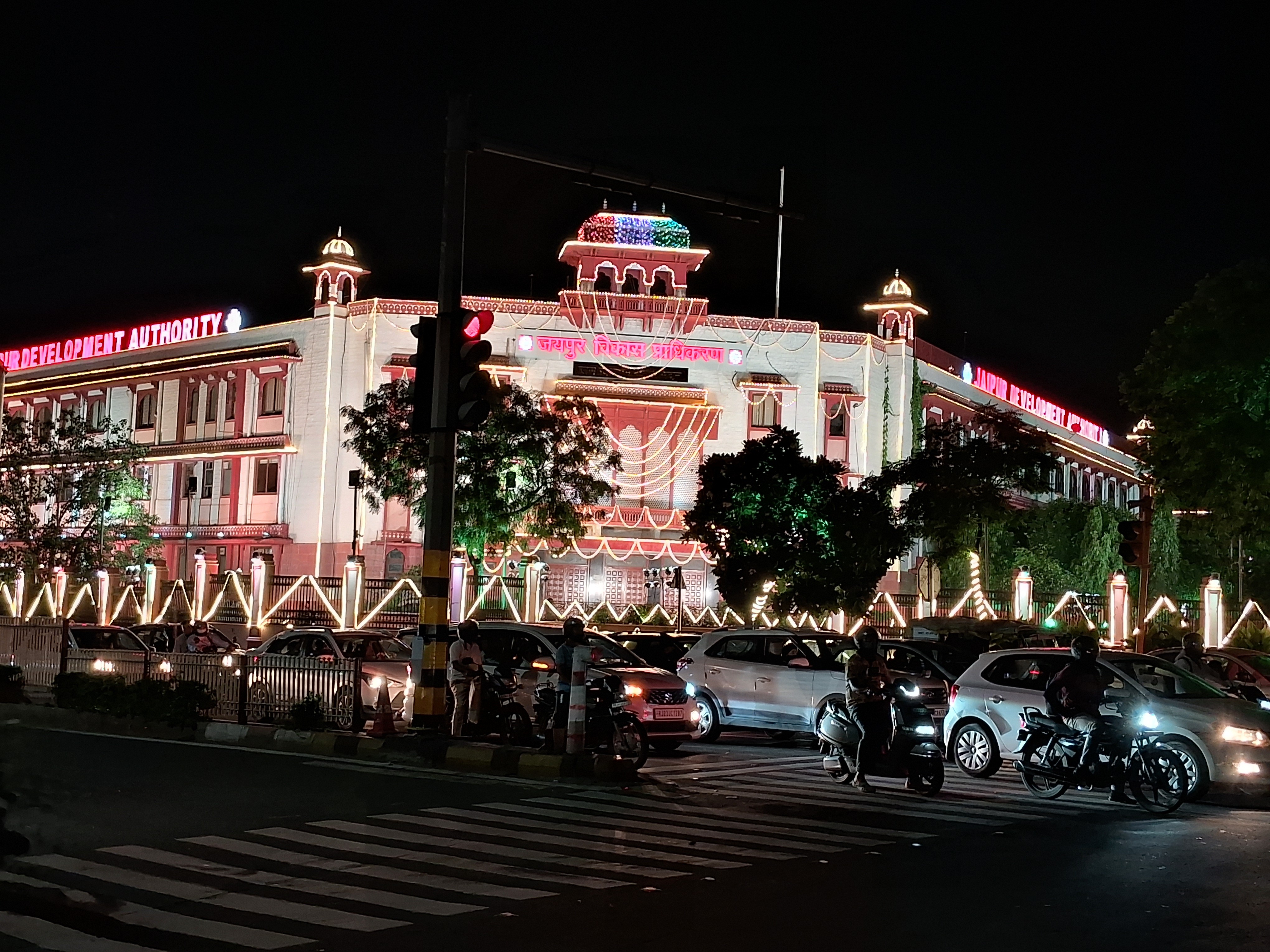 जेडीए परिसर में भी रोशनी सजावट की गई।