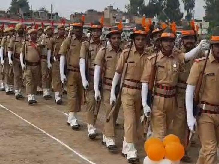 जिला स्तरीय समारोह में सशस्त्र जवानों ने मार्च पास्ट किया।