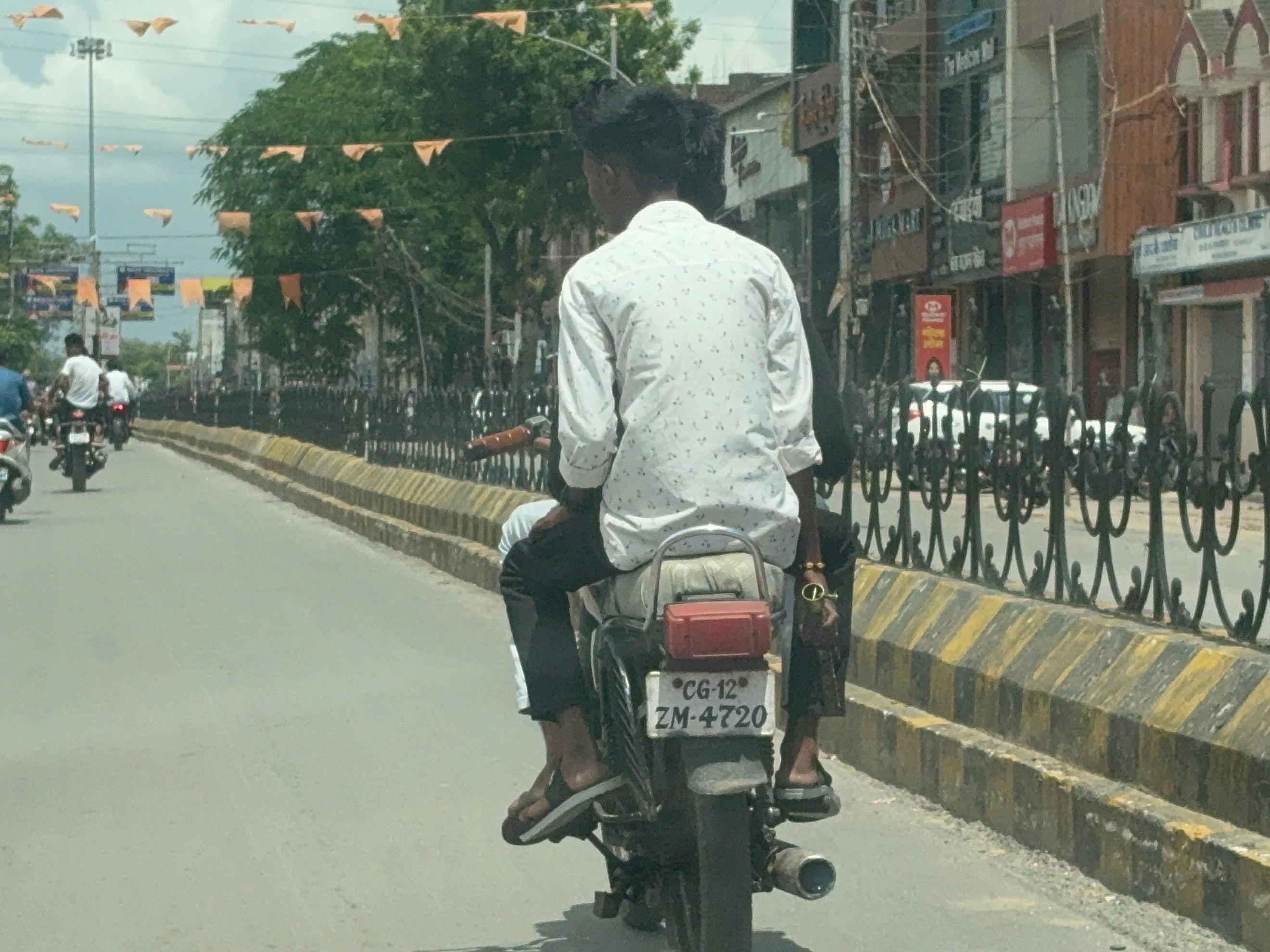 बाइक सवार युवकों का पीछा करते हुए पुलिस, 8 आरोपियों को हिरासत में लिया गया है।